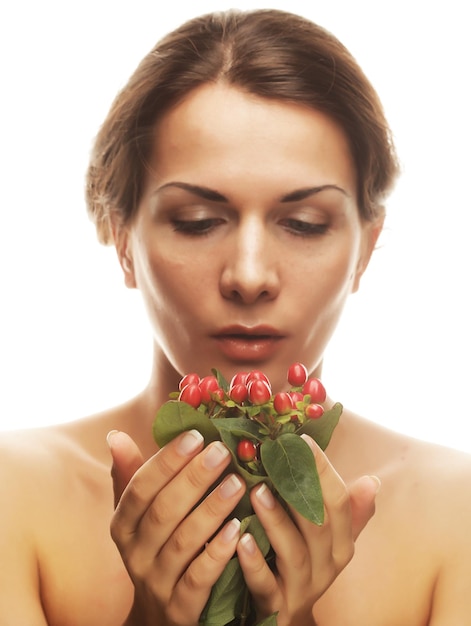 Donna con il colpo dello studio dei fiori rosa