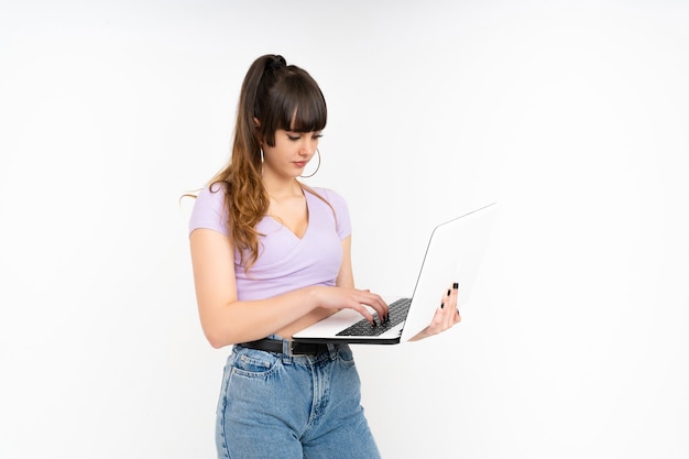 Donna con il computer portatile che digita su bianco