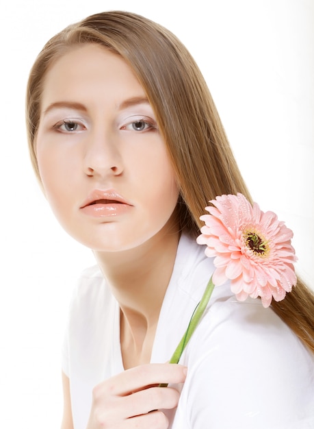 Donna con il fiore del gerber isolato