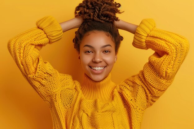 Donna con il maglione giallo che tiene i capelli