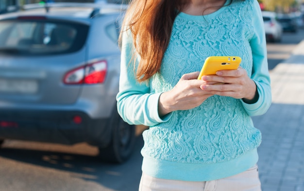 Donna con il messaggio di composizione del telefono