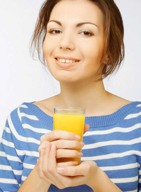 Donna con il succo di arancia su bianco