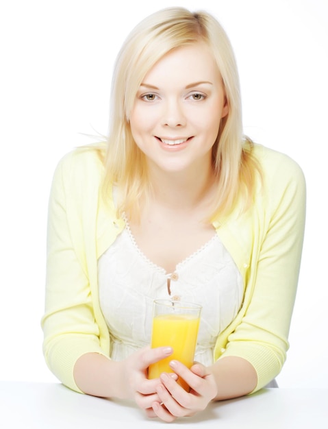 Donna con il succo di arancia su fondo bianco