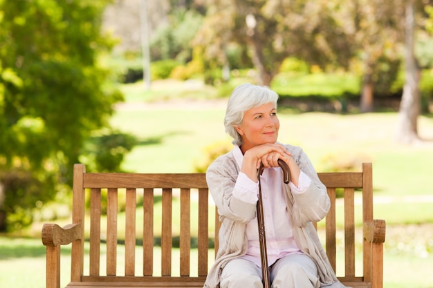 Donna con il suo bastone da passeggio nel parco