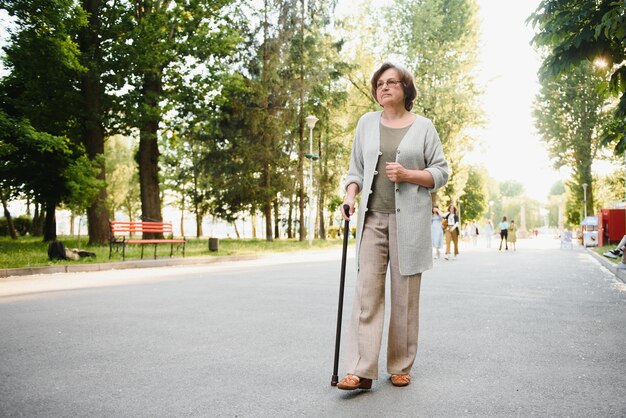 Donna con il suo bastone da passeggio nel parco