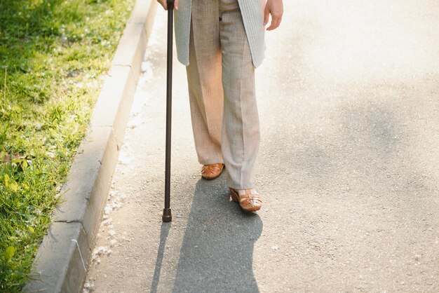 Donna con il suo bastone da passeggio nel parco