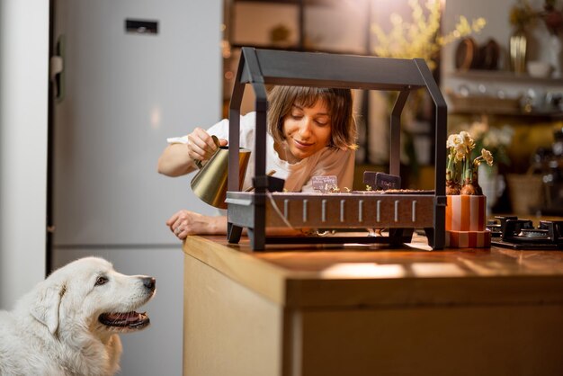 Donna con il suo cane che coltiva verdure a casa