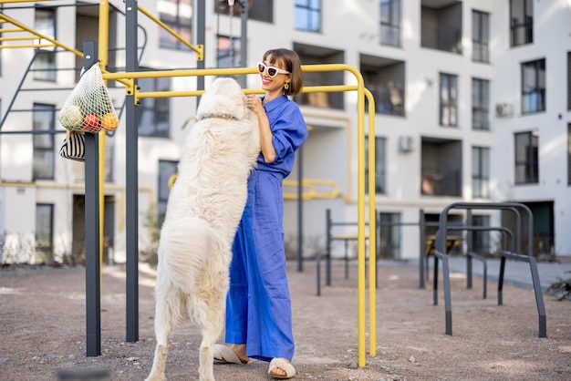 Donna con il suo cane che gioca all'aperto