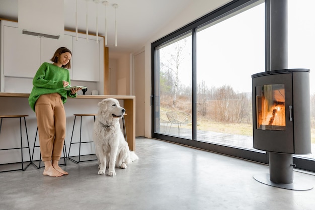 Donna con il suo cane in una casa moderna