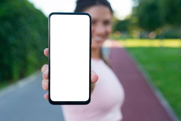 Donna con il telefono in mano schermo bianco primo piano dello schermo del telefono