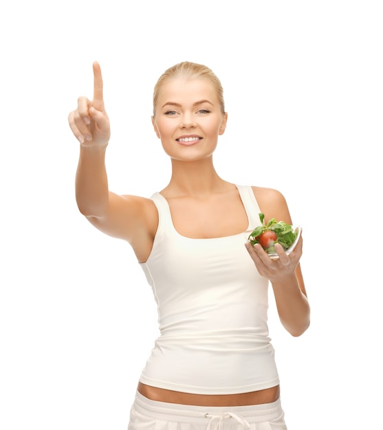 donna con insalata che punta il dito contro qualcosa