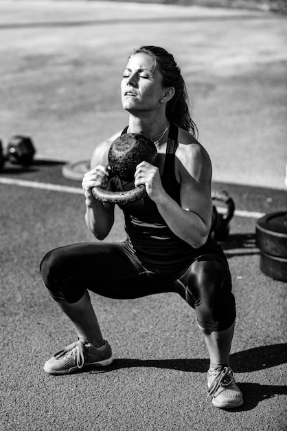 Donna con kettle bell sulla concorrenza