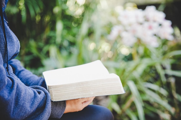 Donna con la Bibbia