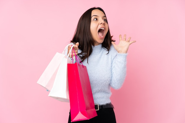 donna con la borsa della spesa su sfondo isolato