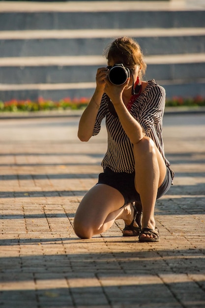 Donna con la fotocamera che scatta foto Concetto di hobby e tempo libero attivo Ragazza con macchina fotografica