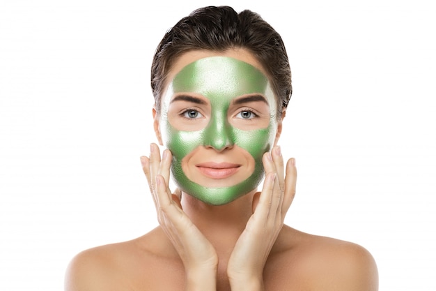 Donna con la maschera verde staccata sul suo viso