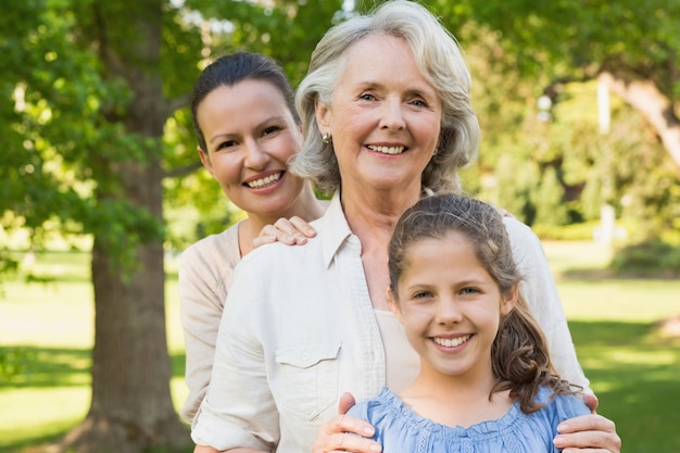 Donna con la nonna e la nipote al parco