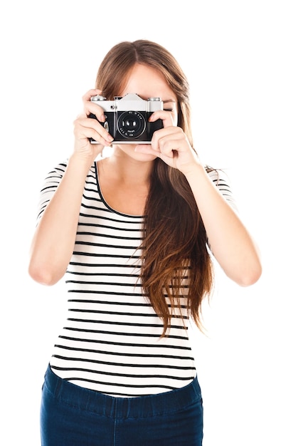 Donna con la vecchia macchina fotografica isolata su sfondo bianco