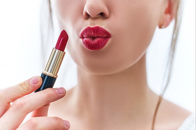 Donna con labbra rosse e rossetto rosso brillante classico.