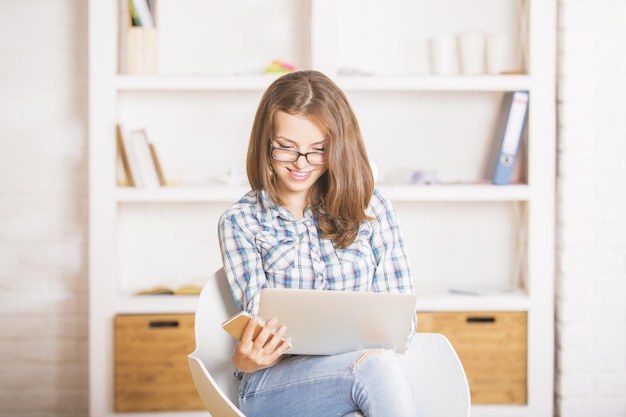 Donna con laptop e smartphone