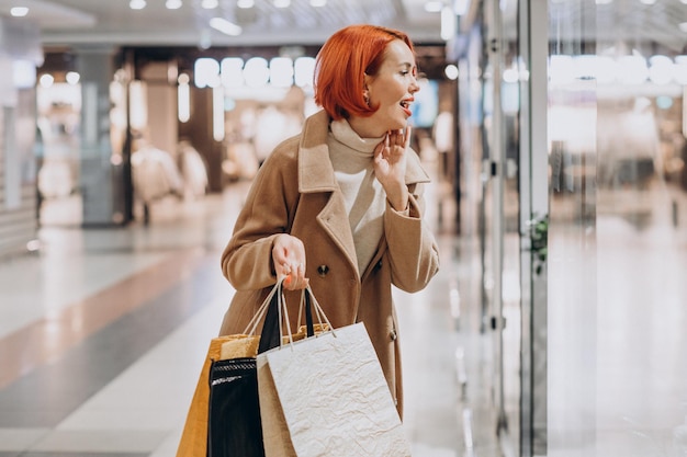 Donna con le borse della spesa che fanno acquisti nel centro commerciale