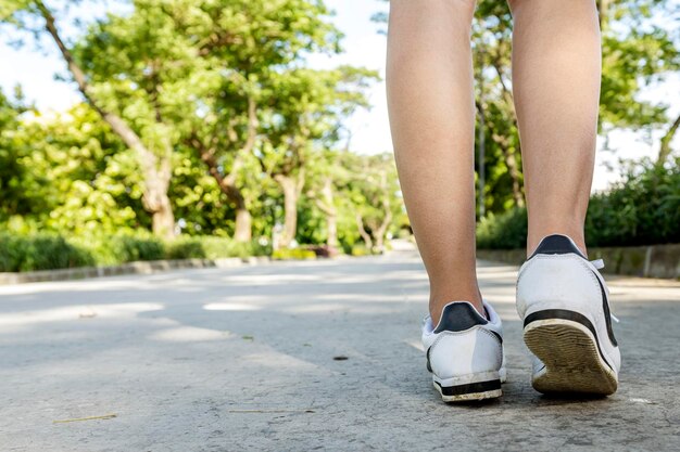 Donna con le scarpe bianche che camminano