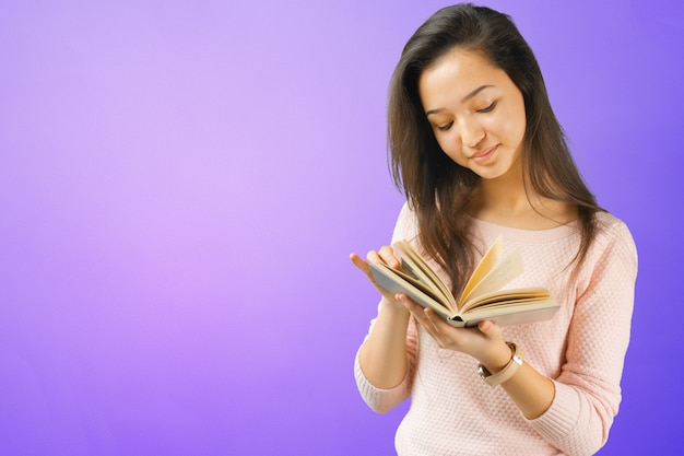 Donna con libro