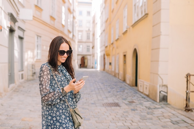 Donna con lo smartphone in strada