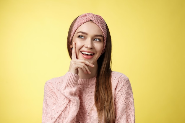 Donna con maglione rosa su giallo