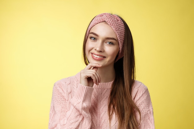 Donna con maglione rosa su giallo