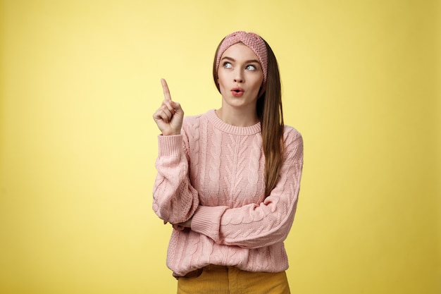 Donna con maglione rosa su giallo