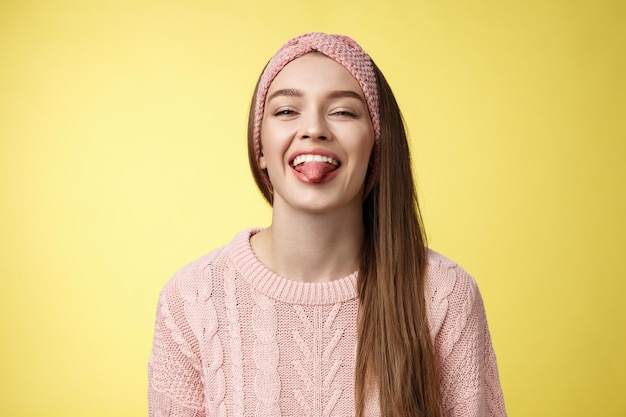 Donna con maglione rosa su giallo