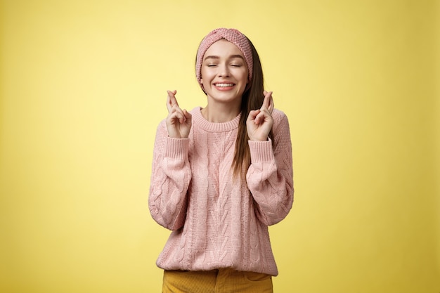 Donna con maglione rosa su giallo