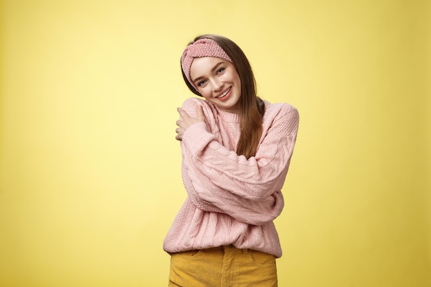 Donna con maglione rosa su giallo