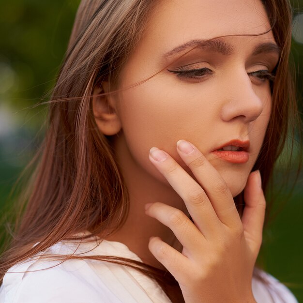 Donna con mal di denti. Concetto di tristezza di problemi di dolore di odontoiatria