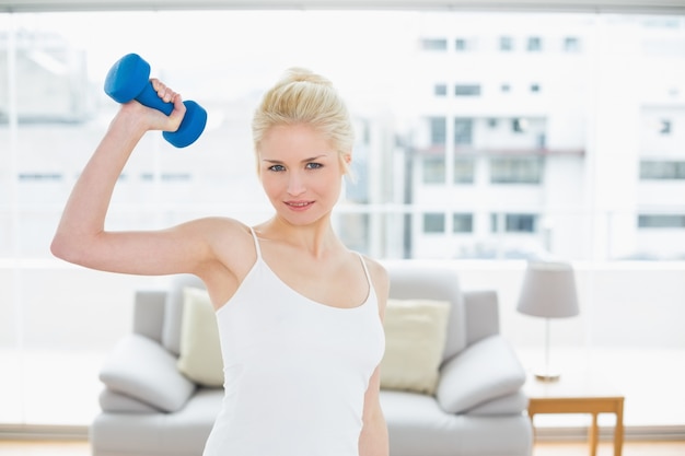 Donna con manubri in palestra