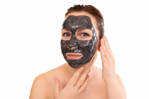 donna con maschera cosmetica nera sul viso.