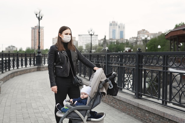 Donna con maschera facciale per protezione dal coronavirus