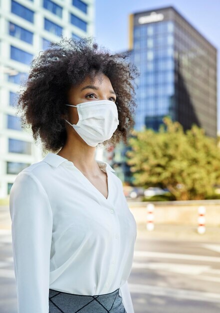 Donna con maschera protettiva per strada