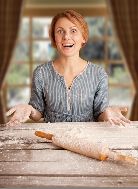Donna con mattarello in cucina luminoso ritratto emotivo