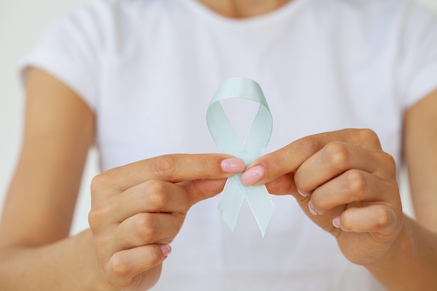 Donna con nastro azzurro, consapevolezza del cancro alla prostata.