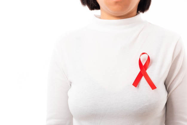 Donna con nastro rosso di consapevolezza del supporto HIV AIDS sul petto