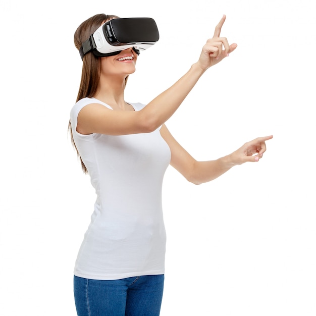 Donna con occhiali per realtà virtuale