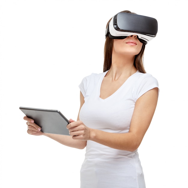 Donna con occhiali per realtà virtuale