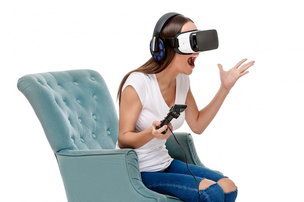 Donna con occhiali per realtà virtuale