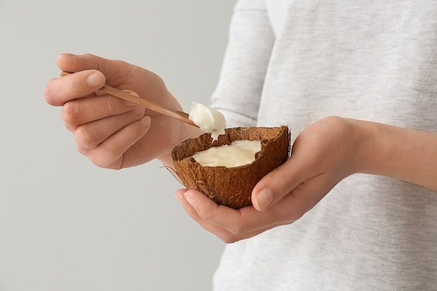 Donna con olio di cocco, primo piano