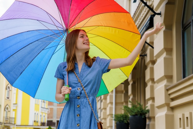 donna con ombrello colorfull al centro della città