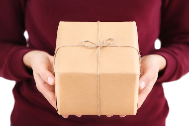 Donna con pacco regalo scatola, primo piano