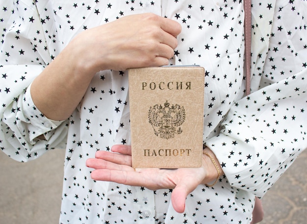 Donna con passaporto russo La donna tiene in mano il passaporto russo Ottenere la cittadinanza russa Passaporto di cittadino della Federazione Russa