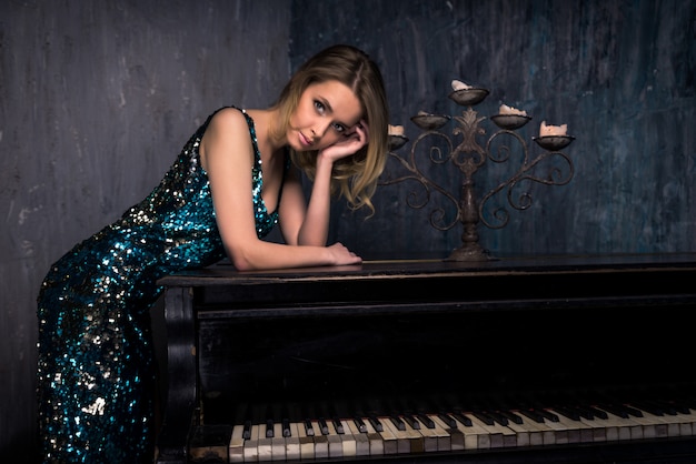 Donna con pianoforte